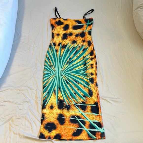 Printed stretchy dress. Size Large, never worn - Picture 1 of 4